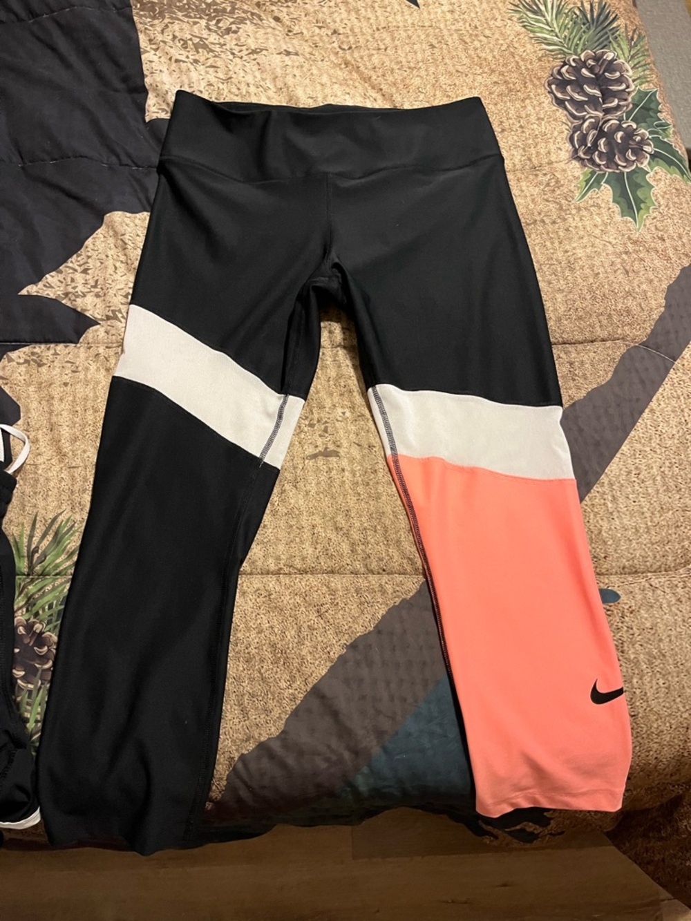 EUC CUTE NIKE DRI FIT CAPRI SIZE LARGE
